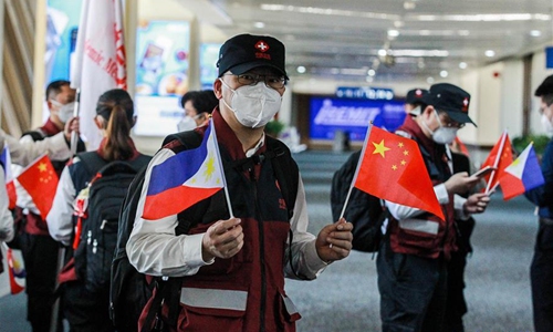 Members of the Chinese Anti-Epidemic Medical Expert Team wave goodbye as they leave Manila for China at the Manila Ninoy Aquino International Airport (NAIA) in Paranaque City, the Philippines, on April 19, 2020.  (Xinhua/Rouelle Umali)