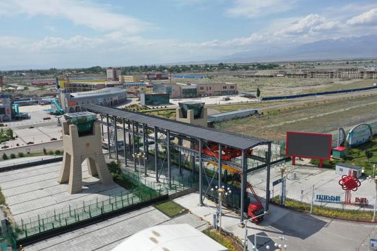 Aerial photo taken on June 3, 2021 shows cross-border e-commerce packages being transported to Kazakhstan from Horgos, northwest China's Xinjiang Uygur Autonomous Region. (Xinhua/Gu Yu)