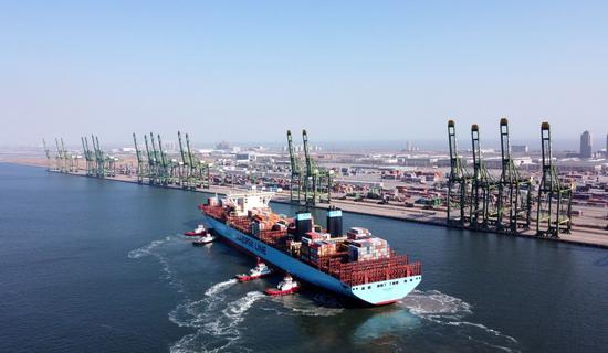 Aerial photo shows a container vessel sailing into Tianjin Port in North China's Tianjin, Feb 22, 2021. (Photo/Xinhua)
