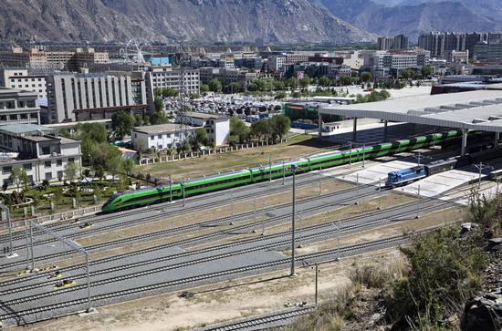 A Fuxing bullet train runs on the Lhasa-Nyingchi railway in the Tibet autonomous region on June 25, 2021. (Photo by Jiao Hongtao/for chinadaily.com.cn)