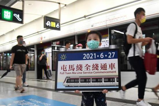 Longest Hong Kong rail line put into service, attracting hundred enthusiasts