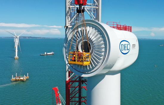 Workers install a turbine at an offshore wind power facility in Xinghua Bay in Fuqing, Fujian province, on June 12, 2020. (Photo/Xinhua)