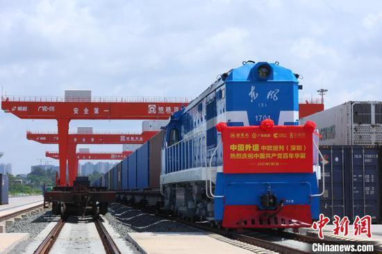 A China-Europe freight train departs from Pinghu South Station in Shenzhen, Guangdong Province on Thursday. (Photo/China News Service)