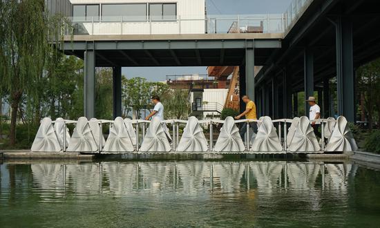 People pass by the 3D-printed retractile bridge in Shanghai on Monday. (Photo: Yu Xi/GT)

