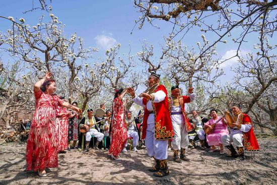 Xinjiang sees more short-distance tours during long holiday