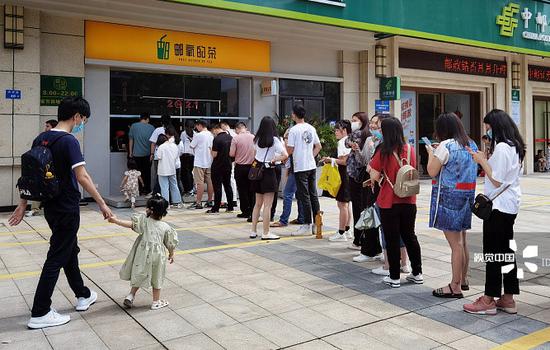 Customers line up to buy milk tea at Post Oxygen of Tea in Fuzhou, Fujian province, in June. (ZHANG YIHAN/FOR CHINA DAILY)