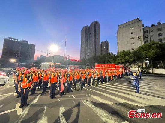 365 firefighters from Hubei head to Zhengzhou against intense rainstorm