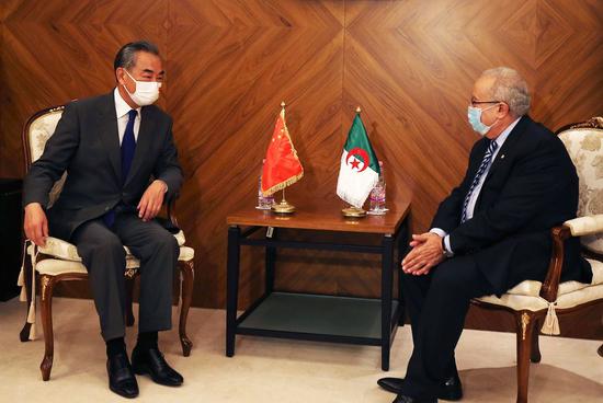 Chinese State Councilor and Foreign Minister Wang Yi (L) meets with Algerian Foreign Minister Ramtane Lamamra in Algiers, Algeria, July 19, 2021. （Photo/Xinhua）