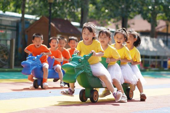 Children take part in a racing game at a kindergarten in Neiqiu County of Xingtai, north China's Hebei Province, June 10, 2021. (Photo by Liu Jidong/Xinhua)