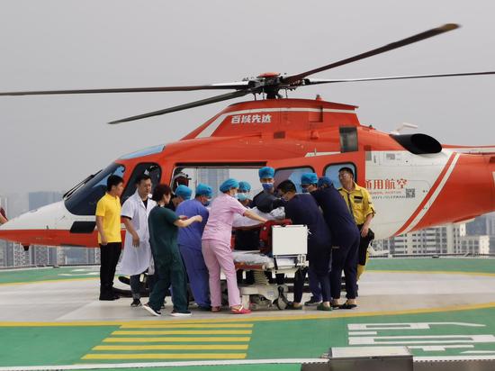 Patients transferred from flood-hit hospital in Zhengzhou  