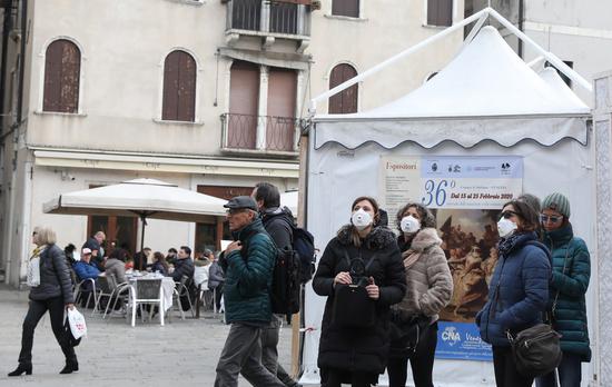 Tourists wearing masks are seen in Venice, Italy, Feb. 23, 2020. (Xinhua/Cheng Tingting)