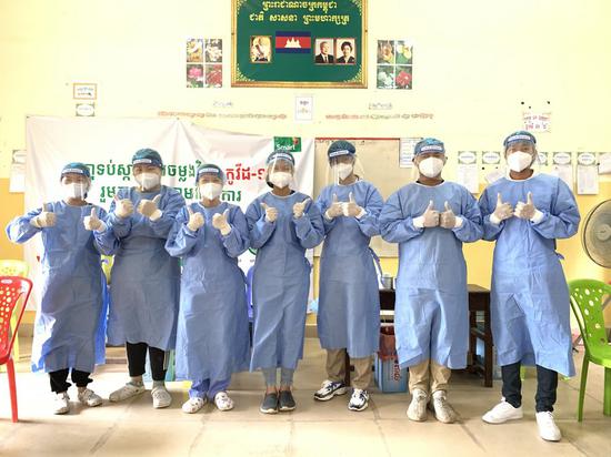 Chinese-educated Cambodian medical workers and medical students pose for a group photo at a COVID-19 inoculation site in Phnom Penh, Cambodia, April 14, 2021. (Xinhua)