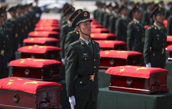 Caskets containing the remains of 117 Chinese soldiers killed in the 1950-53 Korean War are escorted by honor guards at the Taoxian international airport in Shenyang, northeast China's Liaoning Province, Sept. 27, 2020. (Xinhua/Yang Qing)