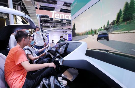 Visitors try automatic driving at the 2021 World Artificial Intelligence Conference (WAIC) in east China's Shanghai, July 8, 2021. (Xinhua/Fang Zhe)