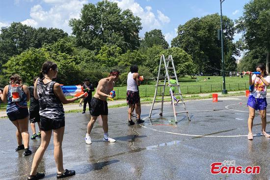 People armed with water guns take part in a waterfight event at Central Park in New York City, U.S., July 24, 2021. The annual summer event, which was canceled in 2020 due to the COVID-19 pandemic, returned this year. (Photo: China News Service/Wang Fan）