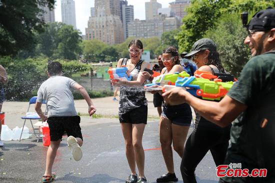 People armed with water guns take part in a waterfight event at Central Park in New York City, U.S., July 24, 2021. The annual summer event, which was canceled in 2020 due to the COVID-19 pandemic, returned this year. (Photo: China News Service/Liao Pan）