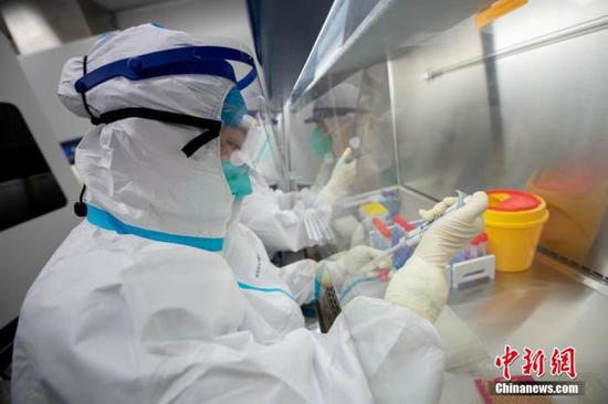 Recent COVID-19 cases reported in the central Chinese city of Zhengzhou were highly homologous with an imported case under treatment at a local hospital, a health official said Thursday. (Photo/China News Service)