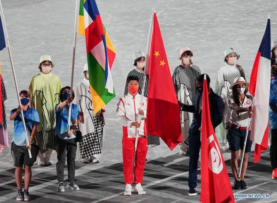 Su Bingtian (C) of China parades into the Olympic Stadium during the closing ceremony of Tokyo 2020 Olympic Games in Tokyo, Japan, Aug. 8, 2021. (Xinhua/Li Ming)

