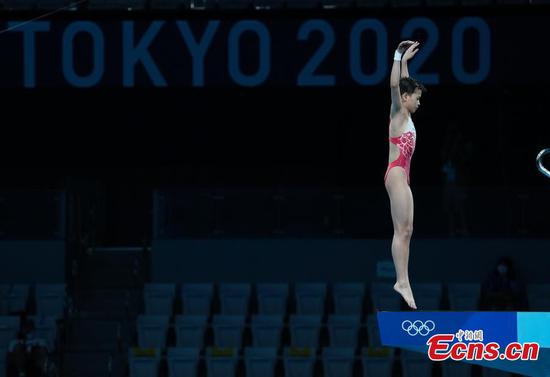 Quan Hongchan competes during the women's 10-meter platform diving final at the Tokyo 2020 Olympic Games in Tokyo, Japan, Aug. 5, 2021. (Photo: China News Service/Du Yang)