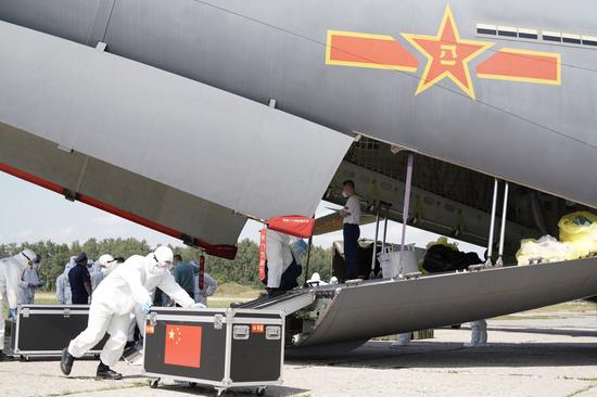 Members of the Chinese People's Liberation Army unload equipment from Y-20 large transport aircraft after arrival in Moscow, Russia, Aug. 9, 2021. (Xinhua/Liu Yi)