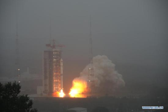 A Long March-4B carrier rocket carrying the Tianhui II-02 satellite group blasts off from the Taiyuan Satellite Launch Center in North China's Shanxi province, Aug 19, 2021. China successfully launched the Tianhui II-02 satellite group at 6:32 am on Thursday. (Photo/Xinhua)