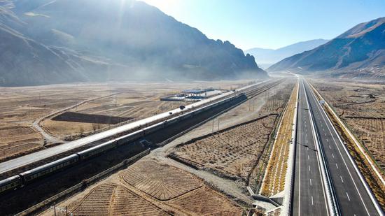 Aerial photo taken on Jan. 28, 2021 shows a section of the Lhasa-Nagqu high-grade highway (R) and the Qinghai-Tibet railway in southwest China's Tibet Autonomous Region. (Xinhua/Jigme Dorje)
