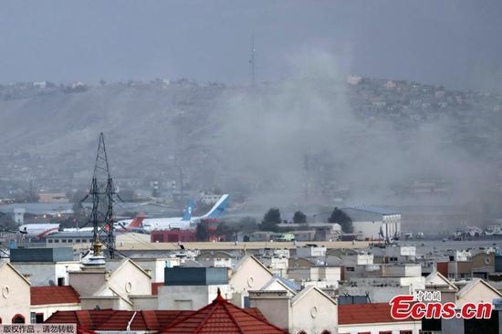 Thick smoke rises at the Kabul airport after an explosion happened outside the airport on August 26, 2021 in Afghanistan. Two bomb attacks in the early morning caused about 100 deaths of Afghans and 13 U.S. service members. Another dozens of civilians were wounded. (Photo/ Agencies)