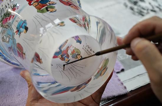 Wang Ziyong creates inside painting work on the inside surface of a snuff bottle at a museum featuring inside paintings in Taocheng District of Hengshui City, north China's Hebei Province, Sept. 4, 2021. (Xinhua/Jin Haoyuan)