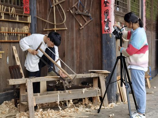 Novel carpentry draws millions of online fans