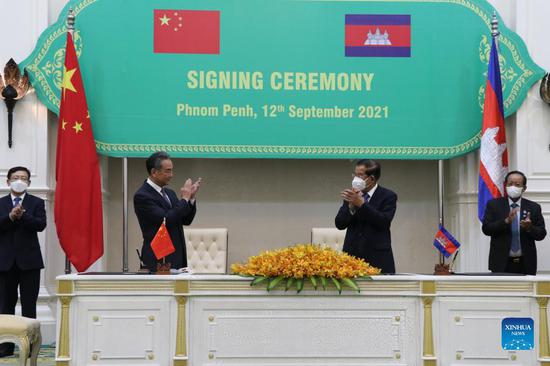 Cambodian Prime Minister Samdech Techo Hun Sen (2nd R) and visiting Chinese State Councilor and Foreign Minister Wang Yi (2nd L) attend a signing ceremony of bilateral cooperation documents in Phnom Penh, Cambodia, on Sept. 12, 2021. (Xinhua/Mao Pengfei)