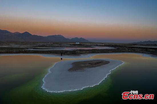 Eye-catching scenery of Emerald Lake in NW China's Qinghai