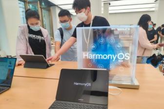 Customers try out Huawei products powered by HarmonyOS at a Huawei outlet in Shanghai in June. (Photo: China Daily/Wang Gang)