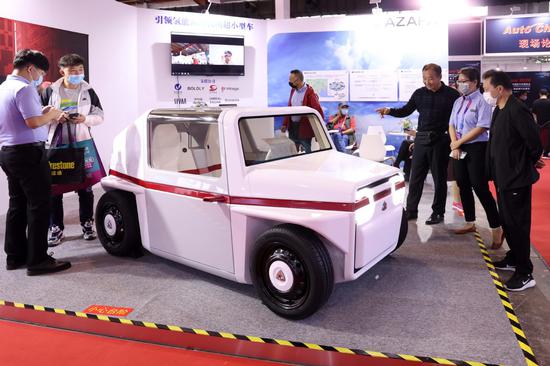 Visitors look at a mini-sized hydrogen-powered car at a motor expo in Beijing, on Sept 29, 2020. *(Photo by CHEN XIAOGEN FOR CHINA DAILY)