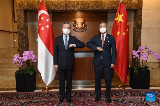 Visiting Chinese State Councilor and Foreign Minister Wang Yi (L) meets with Singapore's Minister for Foreign Affairs Vivian Balakrishnan in Singapore, on Sept. 13, 2021. (Xinhua/Then Chih Wey)