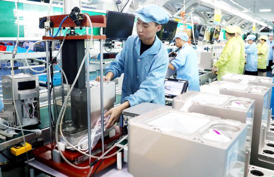 Employees work on the production line of a foreign-funded electronics manufacturer in Suzhou, Jiangsu province. (Photo: China Daily/Hua Xuegen)