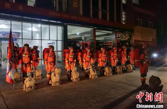 Rescuers gather to depart for Luxian County of Luzhou City, southwest China's Sichuan Province, where  a 6.0-magnitude earthquake occurred at 4:33 a.m. Thursday, causing the collapse of some houses. (Photo provided to China News Service)