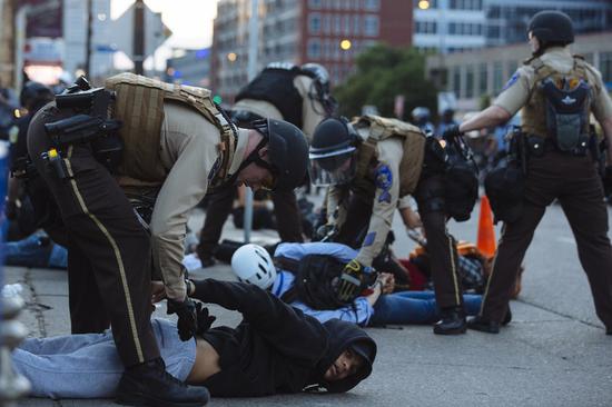 Demonstrators are arrested during a protest against the death of George Floyd in Minneapolis, the United States, May 31, 2020. (Photo/Xinhua)