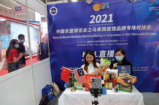 An online business matching campaign is held at the Malaysia pavilion during the 2021 China-ASEAN Expo in Nanning, the Guangxi Zhuang autonomous region, on Friday. (Photo: China Daily/Wang Zhuangfei)