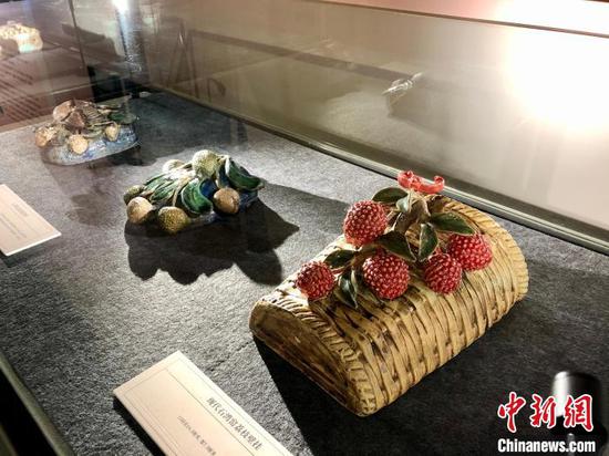 An artwork of lychee. (Photo: China News Service/Zhong Yi)