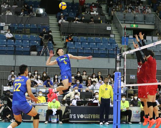 Yu Yuantai of China (second from left) is seen in action in Chiba, Japan, on Sept 16, 2021. (Photo: Xinhua)