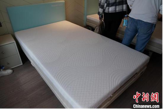 The bed in Yanqing Olympic Village. (Photo: China News Services/Wang Dongyu)
