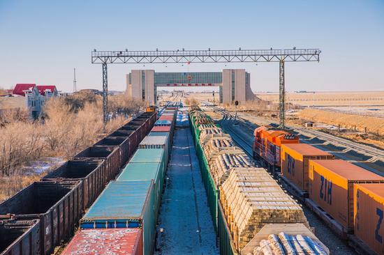 Photo taken on Jan 8, 2021 shows freight trains at Erenhot Port in North China's Inner Mongolia autonomous region. (Photo/Xinhua)
