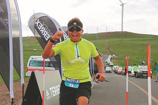 File photo from the previous four editions of the BMW Hood to Coast Relay in Zhangjiakou illustrate the team spirit, determination and fun that the annual event has become renowned for. (Photo/China Daily)