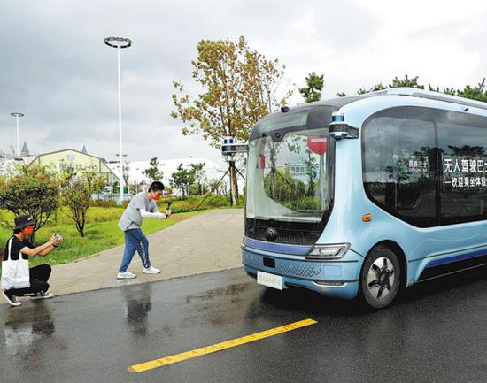 An autonomous bus has a test drive with passengers aboard in Qingdao, Shandong province on Sept 19. (Photo/China Daily)