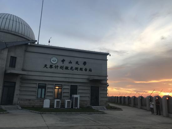 A photo taken on Sept. 26 shows the laser ranging station of the program Tianqin at the Zhuhai Campus of Sun Yat-sen University in Zhuhai, Guangdong Province. (Xinhua/Wang Haoming)