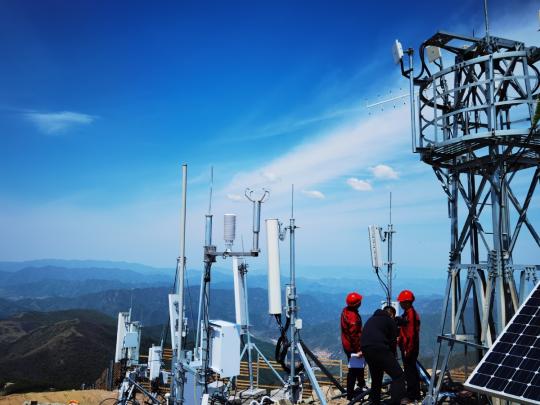 Technicians with the Beijing branch of China Tower Corp work at a 5G base station in Beijing. (Photo/China Daily)