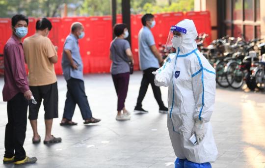 A volunteer guides residents at a COVID-19 nucleic acid testing site in Liwan District of Guangzhou, South China's Guangdong province, June 8, 2021. (Photo/Xinhua)