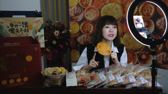 Liu Jing, a livestreaming host, sells naan at the Urumqi Naan Cultural Industrial Park. (Photo /chinadaily.com.cn)