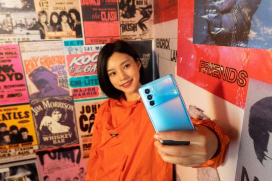 A user shoots pictures with Oppo's latest phone K9 Pro. (Photo/chinadaily. com.cn)