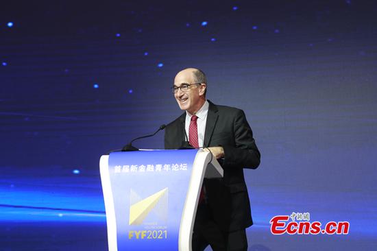 Steven Barnett, IMF Senior Resident Representative in China, delivered a speech at the First New Finance Youth Forum held in Shanghai on October 15, 2021. (Photo: China News Service/ Tang Yanjun)